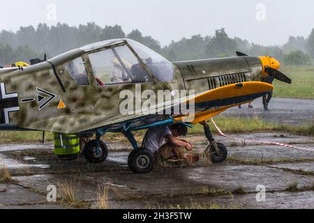 Biala Podlaska, Pologne - 22 juin 2014 : légendes de l'aviation polonaise (Fundacja Legendy Lotnickwa) journée ouverte - Zlin 42 (SP-AKF) sous de fortes pluies Banque D'Images