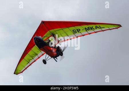 Biala Podlaska, Pologne - 22 juin 2014 : légendes de l'aviation polonaise (Fundacja Legendy Lotnickwa) journée ouverte - pilote de parapente à moteur en vol Banque D'Images