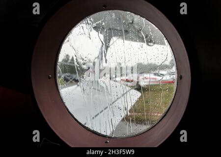 Biala Podlaska, Pologne - 22 juin 2014: La journée portes ouvertes des légendes de l'aviation polonaise (Fundacja Legendy Lotnicka) - regardez la fenêtre d'Antonov an-2 Banque D'Images