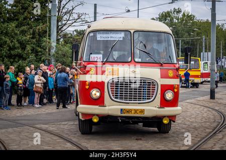 Wroclaw, Pologne - 19 septembre 2021 : une file de passagers entrant dans un bus Skoda rouge et crème vintage à la gare routière. Banque D'Images