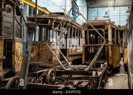 Wroclaw, Pologne - 19 septembre 2021: Vieux trams rouillés dans le dépôt. Banque D'Images