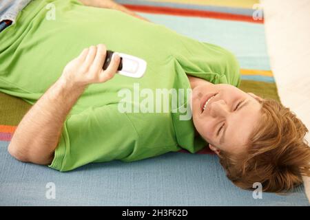 Gars avec téléphone cellulaire à l'étage Banque D'Images
