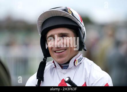 Photo du dossier datée du 07-10-2021, de Jockey Harry Skelton, à l'hippodrome de Worcester.Harry Skelton est devenu le dernier jockey à avoir remporté la carrière 1,000 lorsque Dorisa Queen a décroché la première division de l'obstacle de communication unifiée Wildix à Stratford.Date de publication : jeudi 28 octobre 2021. Banque D'Images