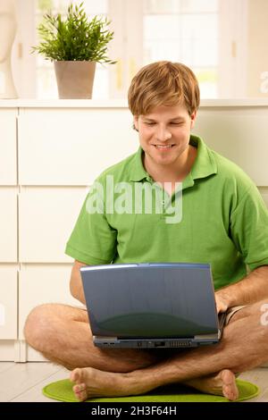 Homme naviguant sur Internet Banque D'Images