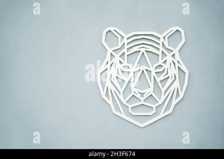 Grande tête plate de tigre blanc sur fond gris.Belle figure en bois, symbole d'hiver du nouvel an et des vacances de Noël 2022.Design créatif pour cel Banque D'Images