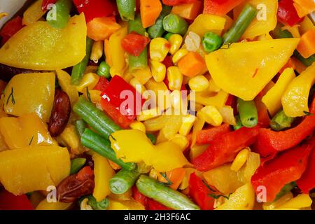 Des légumes frais et déjà hachés préparés pour la cuisson ont été mis dans le pot. Banque D'Images