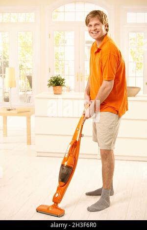 Un gars heureux avec hoover Banque D'Images
