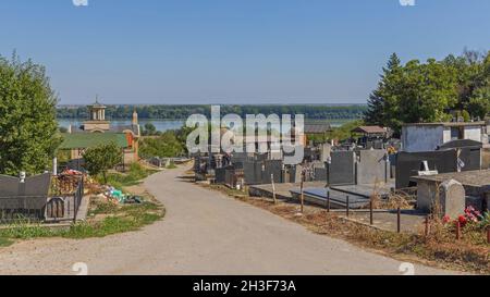 Belgrade, Serbie - 11 septembre 2021 : ancien cimetière de Vinca avec vue sur le Danube. Banque D'Images