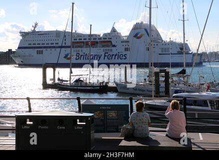 Mont St Michel camion et ferry de passagers Brittany Ferries quittant Portsmouth UK Sunny après-midi d'automne de Gunwharf Quays avec deux femmes assises Banque D'Images