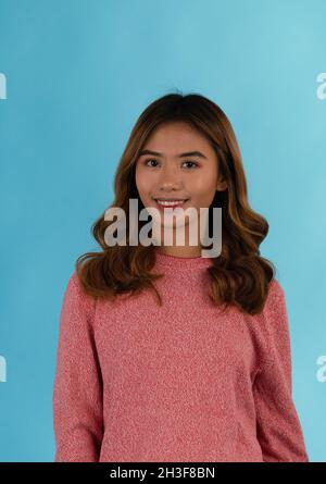 Jeune belle fille asiatique en studio Banque D'Images