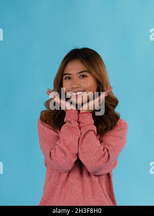 Jeune fille asiatique attrayante et heureuse en studio Banque D'Images