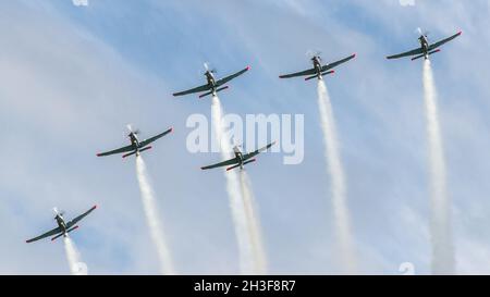 Mińsk Mazowiecki, Pologne - 10 mai 2014 : l'équipe d'Aéro-batic d'Orlik s'envole dans le ciel avec de la fumée pendant la journée d'ouverture de la base aérienne d'EPMM Banque D'Images