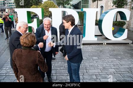 Dublin, Irlande.28 octobre 2021.Le président allemand Frank-Walter Steinmeier et son épouse Elke Büdenbender sont accueillis au centre de démarrage de Dogpatch Lab dans le district des Docklands par Mervyn Greene (2e à partir de droite), président de Dogpatch Labs, et Patrick Walsh (r), directeur général de Dogpatch Labs.Le président allemand Steinmeier et sa femme sont en Irlande pour une visite d'État de trois jours.Credit: Bernd von Jutrczenka/dpa/Alamy Live News Banque D'Images