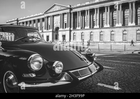 Une voiture d'époque Citroën DS dans les rues de Paris, France, Europe, près du musée du Louvre Banque D'Images