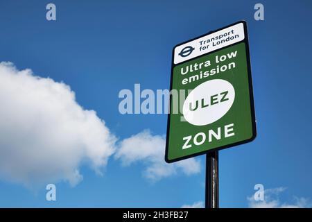 Le panneau de signalisation vert pour la nouvelle zone à très faible émission a été agrandi du 25 octobre 2021 jusqu'à la circulaire nord et sud.Londres, Royaume-Uni. Banque D'Images