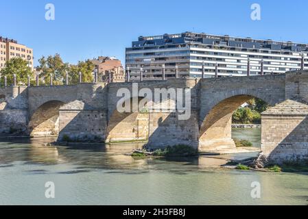 Saragosse, Espagne - 23 octobre, 2021:Pont Puente de Piedra traversant l'Ebre dans la ville espagnole de Saragosse Banque D'Images