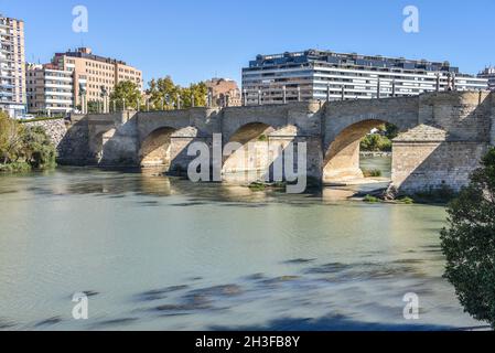 Saragosse, Espagne - 23 octobre, 2021:Pont Puente de Piedra traversant l'Ebre dans la ville espagnole de Saragosse Banque D'Images