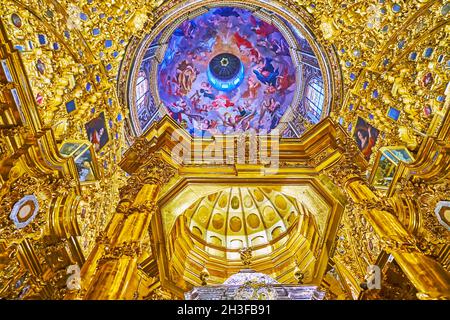 GRENADE, ESPAGNE - 27 SEPTEMBRE 2019 : la vue sur la fresque du dôme de la basilique de San Juan de Dios avec la voûte dorée de la tombe Saint-Jean-de-Dieu, Banque D'Images