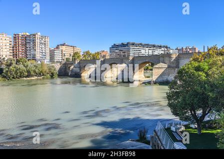 Saragosse, Espagne - 23 octobre, 2021:Pont Puente de Piedra traversant l'Ebre dans la ville espagnole de Saragosse Banque D'Images