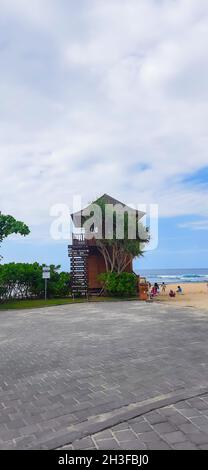 Vue sur le magnifique lever du soleil sur la plage de Melasti avec soleil du lever du soleil le matin.Denpasar, Indonésie, 29 octobre 2021 Banque D'Images