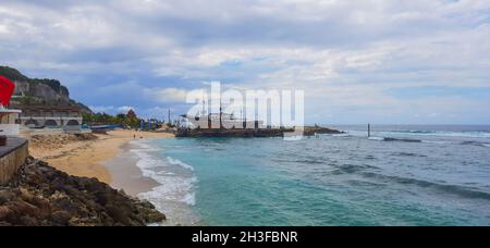 Vue sur le magnifique lever du soleil sur la plage de Melasti avec soleil du lever du soleil le matin.Denpasar, Indonésie, 29 octobre 2021 Banque D'Images