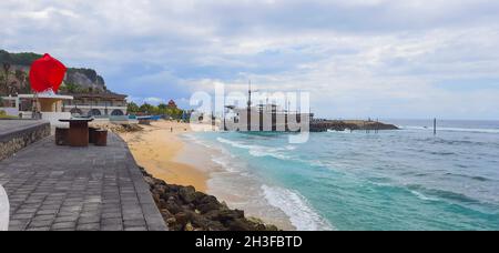 Vue sur le magnifique lever du soleil sur la plage de Melasti avec soleil du lever du soleil le matin.Denpasar, Indonésie, 29 octobre 2021 Banque D'Images