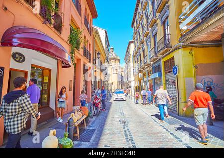 GRENADE, ESPAGNE - 27 SEPTEMBRE 2019 : la rue Calle San Jeronimo est située dans la vieille ville et ouvre la vue sur l'église St Jutus et Pastor, le 27 septembre Banque D'Images