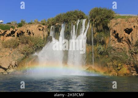 Les magnifiques chutes d'eau de Düden se jettent dans la mer Méditerranée le long de la côte d'Antalya dans le sud de la Turquie.Quatre pêcheurs en bas à gauche de la photo. Banque D'Images