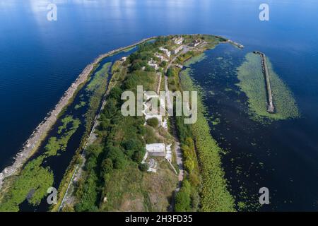 Au-dessus de l'ancien fort d'artillerie (première batterie du Nord) le jour ensoleillé d'août.Kronshtadt, Russie Banque D'Images