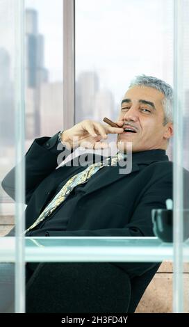 Confident businessman avec un cigare Banque D'Images