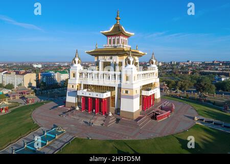 ELISTA, RUSSIE - 21 SEPTEMBRE 2021 : le temple bouddhiste « Monastère d'or de Bouddha Shakyamuni », jour ensoleillé en gros plan (levé aérien) Banque D'Images