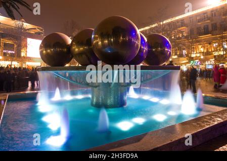 BAKOU, AZERBAÏDJAN - 30 DÉCEMBRE 2017 : Fontaine avec boules à la Saint-Sylvestre.Place des Fontaines Banque D'Images