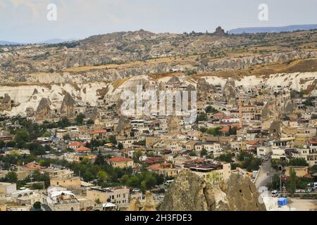 Des maisons de grottes de la ville de Göreme ont été creusées dans les formations rocheuses altérées de la région de Cappadoce, dans le centre de la Turquie. Banque D'Images