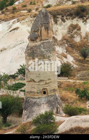 Des maisons de grottes de la ville de Göreme ont été creusées dans les formations rocheuses altérées de la région de Cappadoce, dans le centre de la Turquie. Banque D'Images