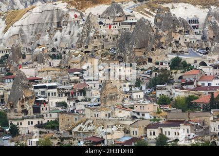 Des maisons de grottes de la ville de Göreme ont été creusées dans les formations rocheuses altérées de la région de Cappadoce, dans le centre de la Turquie. Banque D'Images