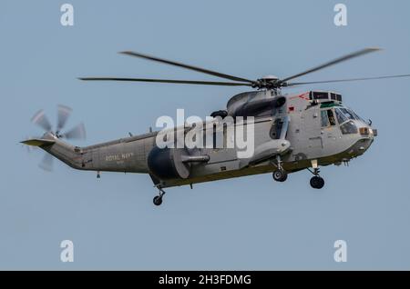 Royal Navy Westland Sea King ASAC.7, Airborne surveillance and Control Mk.7, converti de AEW2.Version d'avertissement précoce aéroporté avec dôme radar Banque D'Images