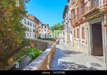 GRENADE, ESPAGNE - 27 SEPTEMBRE 2019 : l'étroite rue médiévale de Carrera del Darro avec le pont Puente Espinosa au-dessus du fleuve Darro le 27 septembre Banque D'Images