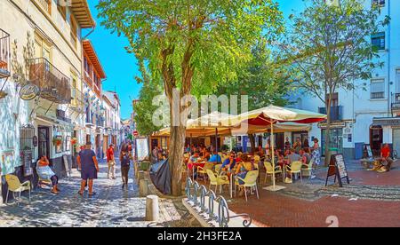 GRENADE, ESPAGNE - 27 SEPTEMBRE 2019 : Panorama de la place ombragée et confortable de Larga avec cafés extérieurs, bars et magasins touristiques, le 27 septembre à GRA Banque D'Images