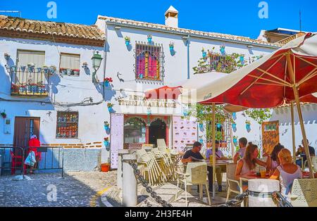 GRENADE, ESPAGNE - 27 SEPTEMBRE 2019 : la petite terrasse extérieure du restaurant, située dans la maison historique de la rue Espada de San Nicolas, sur la Septe Banque D'Images