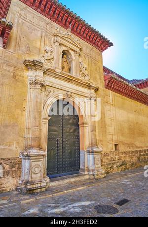 La Casa de Castril Palace en pierre médiévale avec cadre de porte sculpté est le bâtiment du musée archéologique de Grenade, situé à Carrera del Darro Str Banque D'Images