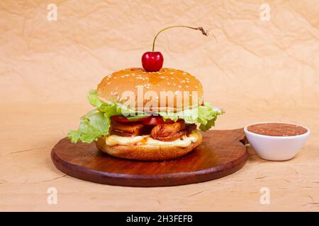 Poulet juteux SAUCISSE HAMBURGER, hamburger ou cheeseburger avec une galette de poulet, avec sauce, frites et boisson froide.Concept de f Banque D'Images