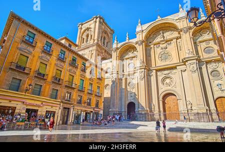 GRENADE, ESPAGNE - 27 SEPTEMBRE 2019 : la façade de la cathédrale de Grenade en pierre sculptée avec un portail principal impressionnant et un clocher de la Plaza de las pas Banque D'Images