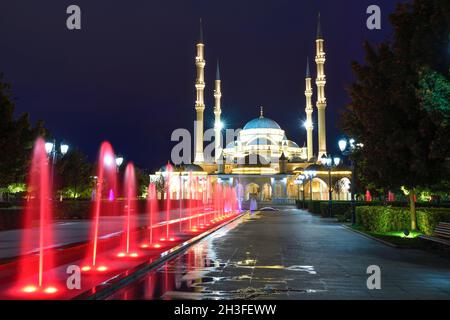 GROZNY, RUSSIE - 30 SEPTEMBRE 2021 : nuit de septembre au coeur de la mosquée tchétchène Banque D'Images