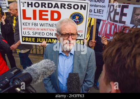 Londres, Royaume-Uni.28 octobre 2021.Jeremy Corbyn parle à la presse à l'extérieur des cours royales de justice pendant la deuxième journée de l'audience de Julian Assange.Le gouvernement américain a fait appel de la décision de ne pas extrader le fondateur de WikiLeaks. Banque D'Images