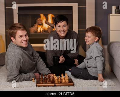 Happy Family playing chess Banque D'Images