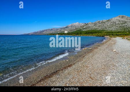 Longue plage de galets à Starigrad Paklenica, Starigrad, Paklenica, Dalmatie, Croatie,Europe Banque D'Images