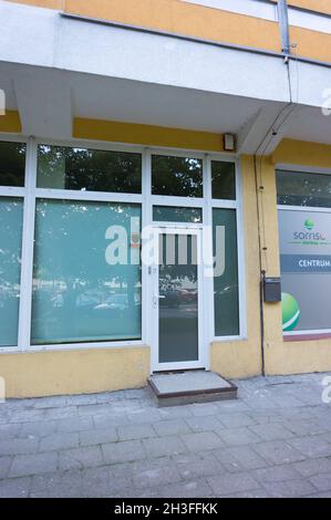 POZNAN, POLOGNE - 22 mai 2014 : l'entrée d'un quartier d'affaires vide dans la région de Piastowskie Banque D'Images