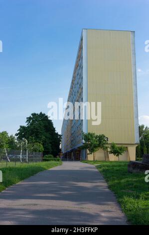 POZNAN, POLOGNE - 22 mai 2014 : un sentier dans l'ombre menant à un immeuble d'appartements haut dans le quartier de Piastowskie Banque D'Images