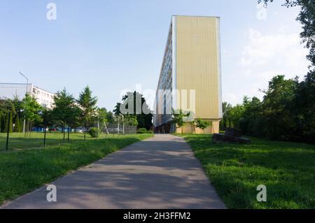 POZNAN, POLOGNE - 22 mai 2014 : un sentier dans l'ombre menant à un immeuble d'appartements haut dans le quartier de Piastowskie Banque D'Images