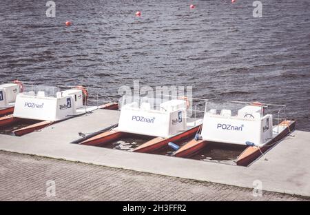 POZNAN, POLOGNE - 13 octobre 2016 : plusieurs bateaux de sport garés au bord d'un lac dans le parc de Malte Banque D'Images